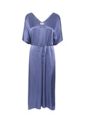 Kleid mit V-Ausschnitt und kurzen Ärmeln in einer einfarbigen hellblauen Farbe, aus einem glatten, glänzenden Stoff gefertigt, mit einem Kordelzug in der Taille für eine verstellbare Passform.
