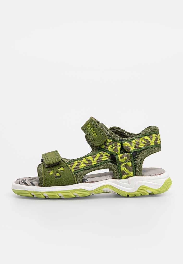 Grüne Stoffsandalen mit Leopardenmuster, verstellbaren Riemen und einer weißen Gummisohle mit grünen Akzenten. Leicht und atmungsaktiv.