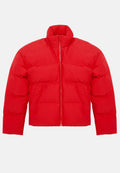 Rote Pufferjacke aus gestepptem Stoff, mit hohem Kragen, Frontreißverschluss und zwei Seitentaschen. Kurze, kastige Silhouette.