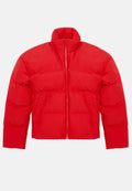 Rote Pufferjacke aus gestepptem Stoff, mit hohem Kragen, Frontreißverschluss und zwei Seitentaschen. Kurze, kastige Silhouette.