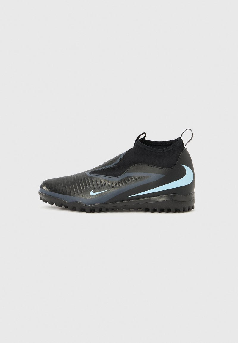 Schwarze Fußballschuhe mit einer strukturierten Oberseite, einem auffälligen hellblauen Nike-Swoosh und einem kurzen Knöcheldesign für einen sicheren Sitz. Die Laufsohle verfügt über Traktionsstollen.