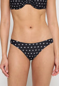 Schwarzes Bikini mit weißem Blumenmuster; das Oberteil hat eine geraffte Textur, während das Unterteil einen niedrigen Schnitt mit minimaler Abdeckung aufweist. Glattes Material.