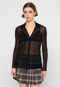 Schwarzes, figurbetontes Langarmshirt mit Kragen, das durch eine transparente Textur und ein geripptes Muster sowie schwarze Knöpfe auf der Vorderseite besticht.