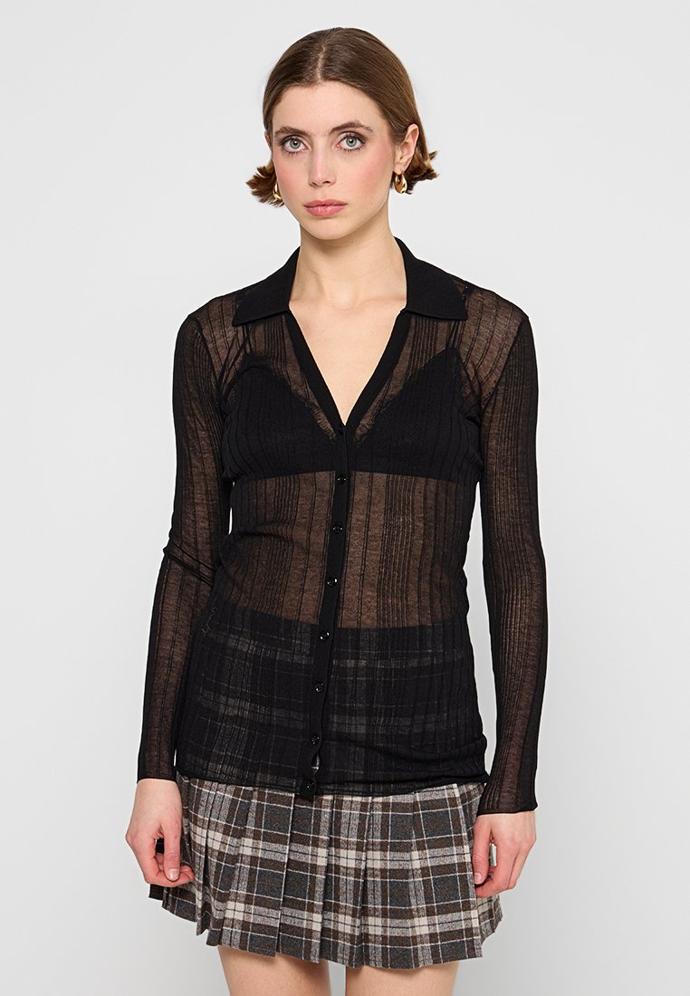 Schwarzes, figurbetontes Langarmshirt mit Kragen, das durch eine transparente Textur und ein geripptes Muster sowie schwarze Knöpfe auf der Vorderseite besticht.