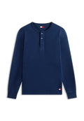 Dunkelblaues Henley-Shirt mit langen Ärmeln, drei Knöpfen, gerippten Bündchen und kleinen Tommy Jeans Logo-Patches am Hals und Saum.