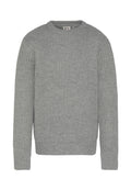 Grauer Strickpullover mit rundem Ausschnitt, gerippter Struktur, langen Ärmeln und engem Saum. Hergestellt aus einem weichen, leichten Stoff.