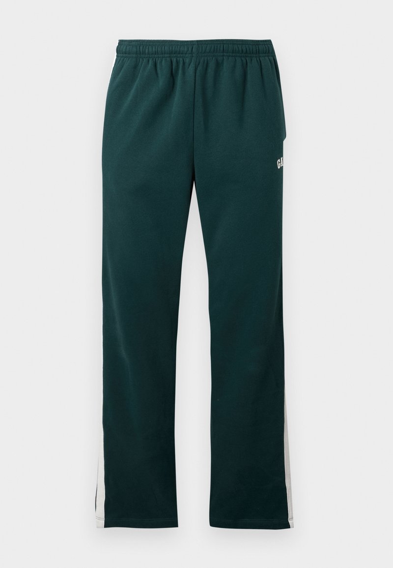 Dunkelgrüne Sweatpants mit elastischem Bund und weißen Streifen, die an den äußeren Seiten der Beine entlanglaufen.