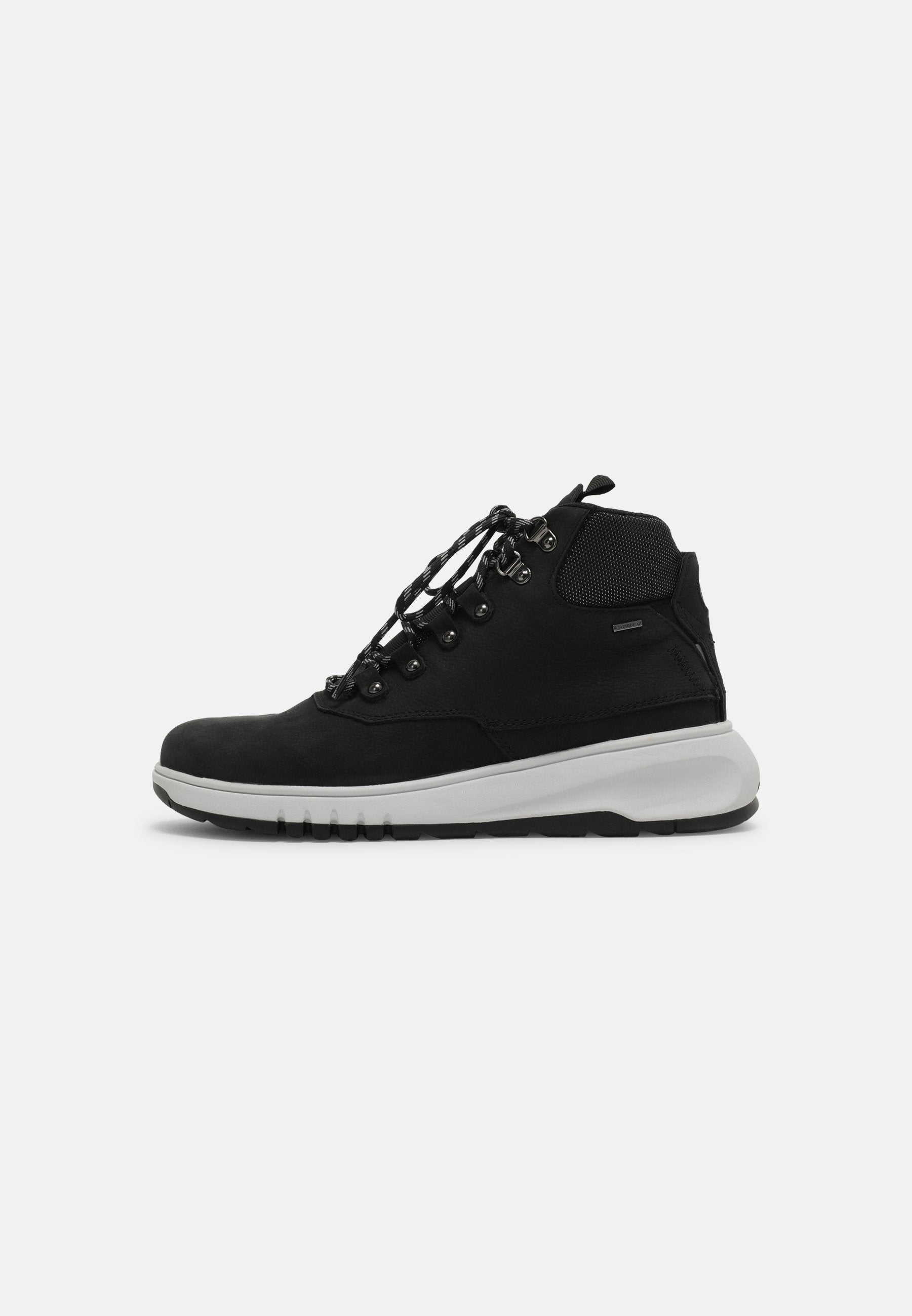 Schwarze High-Top-Stiefel mit einer glatten, matten Oberfläche, Schnürdesign, Netzelementen und einer kontrastierenden weißen Sohle. Strapazierfähige und leichte Materialien.