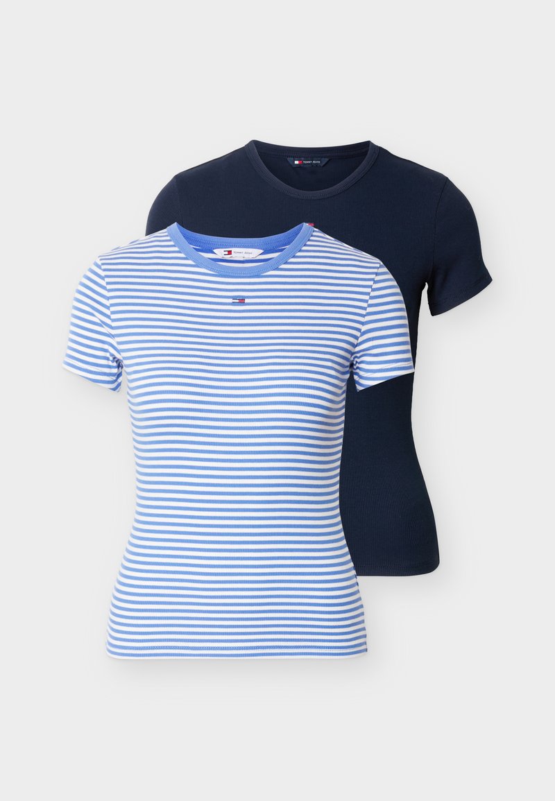 Zwei Kurzarm-T-Shirts mit Rundhalsausschnitt: eines mit blau-weißen horizontalen Streifen, das andere in solidem Marineblau, beide mit kleinen Logos auf der Vorderseite.