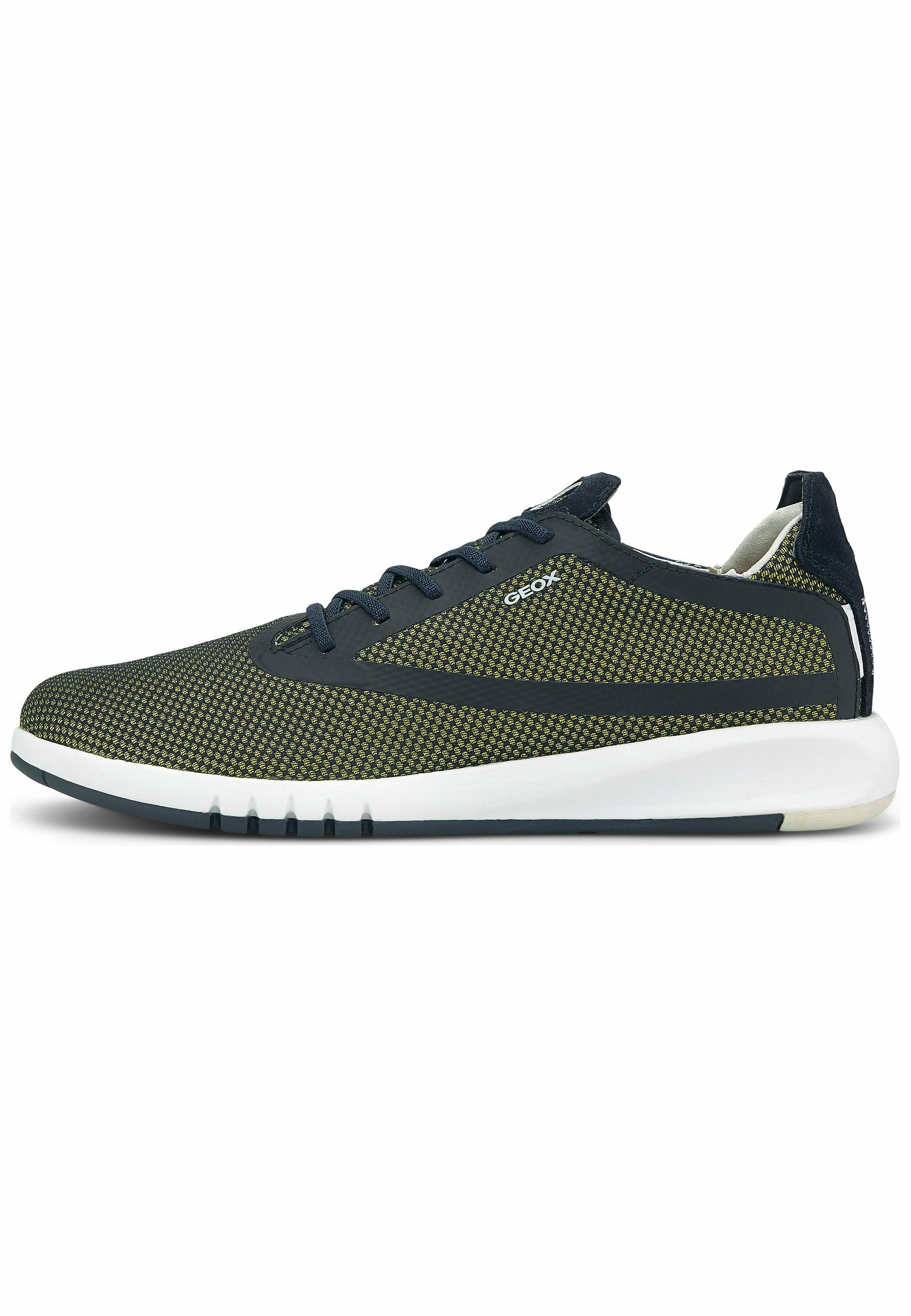 Herren-Sneaker mit einem Obermaterial aus schwarzem Mesh und gelben Akzenten, einer weißen Gummisohle und einem schlanken, streamlined Design für Komfort.