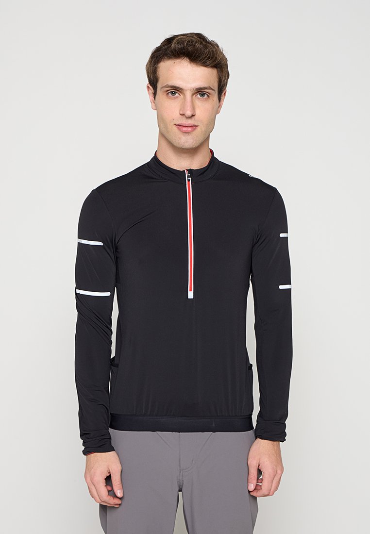 Schwarzes Performance-Longsleeve mit Viertel-Reißverschluss, reflektierenden weißen und roten Akzenten und figurbetontem Design, aus leichtem Material gefertigt.