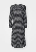 Langärmliges Kleid aus schwarzem Stoff mit einem sich wiederholenden weißen Textmuster mit "tommy/jeans." Rundhalsauschnitt und lockere Passform.