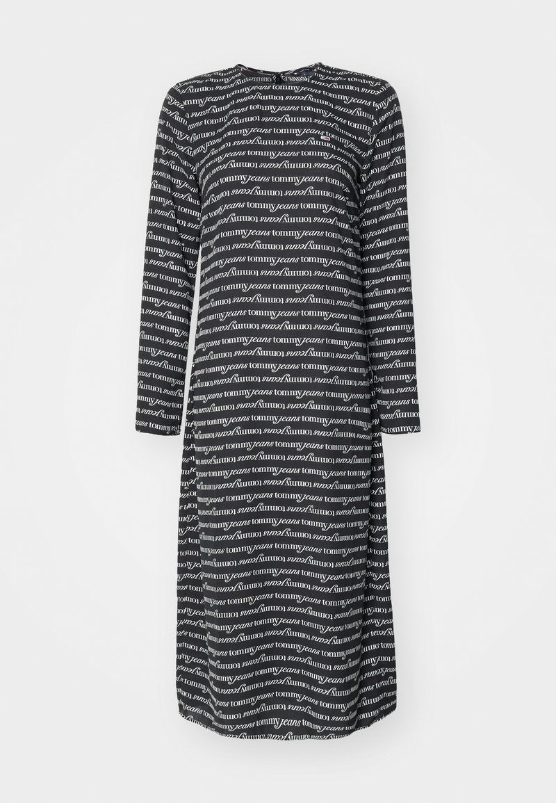 Langärmliges Kleid aus schwarzem Stoff mit einem sich wiederholenden weißen Textmuster mit "tommy/jeans." Rundhalsauschnitt und lockere Passform.