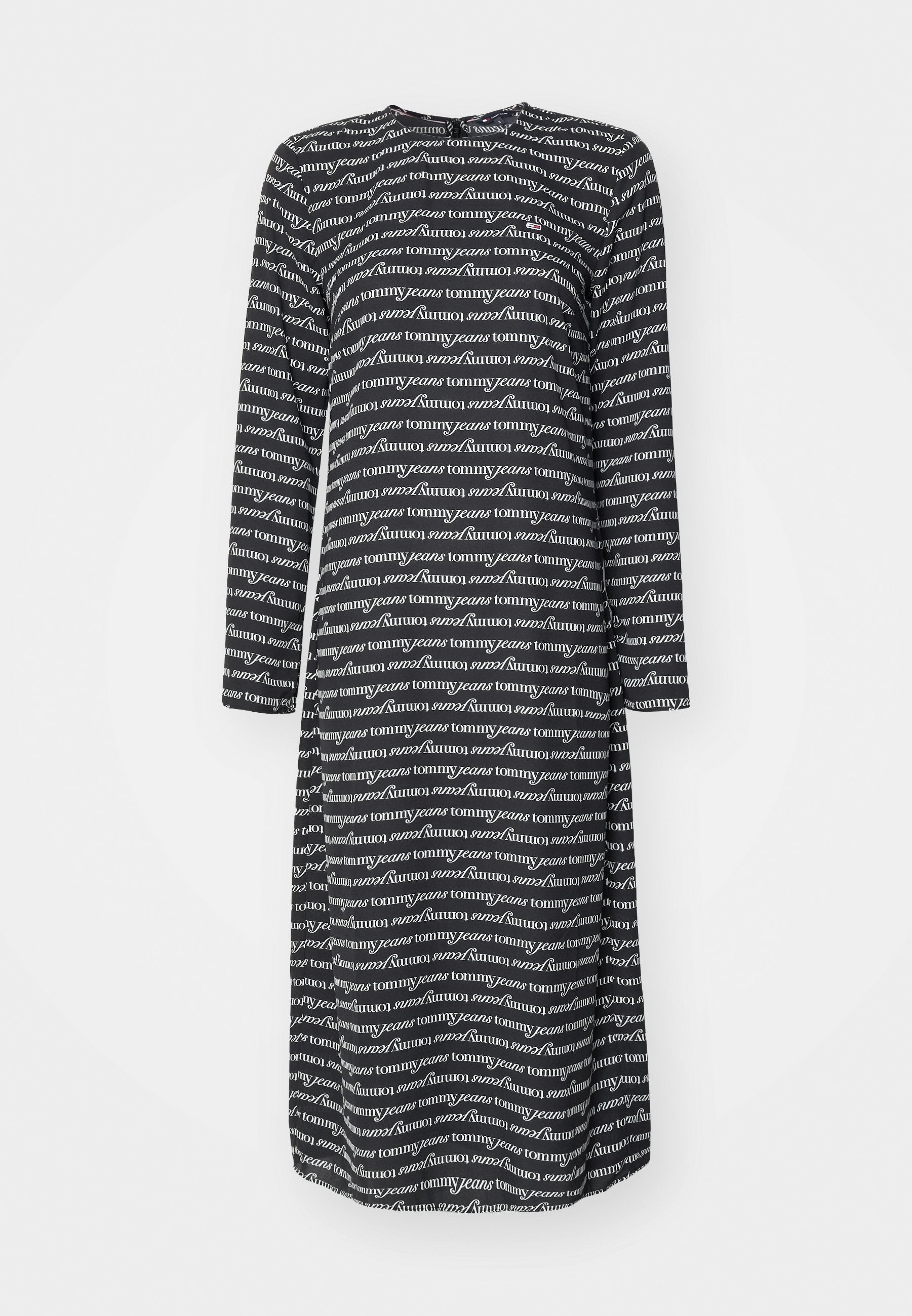 Langärmliges Kleid aus schwarzem Stoff mit einem sich wiederholenden weißen Textmuster mit "tommy/jeans." Rundhalsauschnitt und lockere Passform.