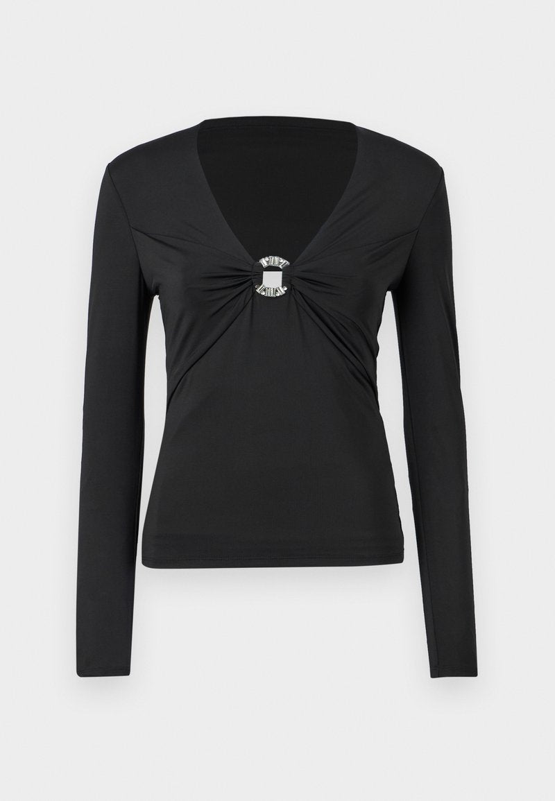 Schwarzes Langarmshirt mit V-Ausschnitt, mit einem geknoteten Mittelpunkt und einem dekorativen silbernen Ringdetail. Glatter, enganliegender Stoff, minimales Design.