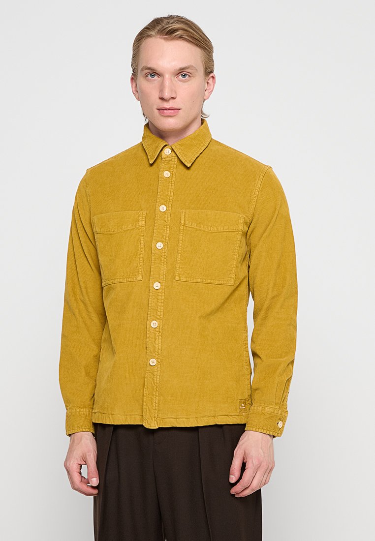 Senfgelber Shirt-Jacke aus einem strukturierten Stoff, mit durchgehender Knopfleiste, zwei Brusttaschen und einem klassischen Kragen design.