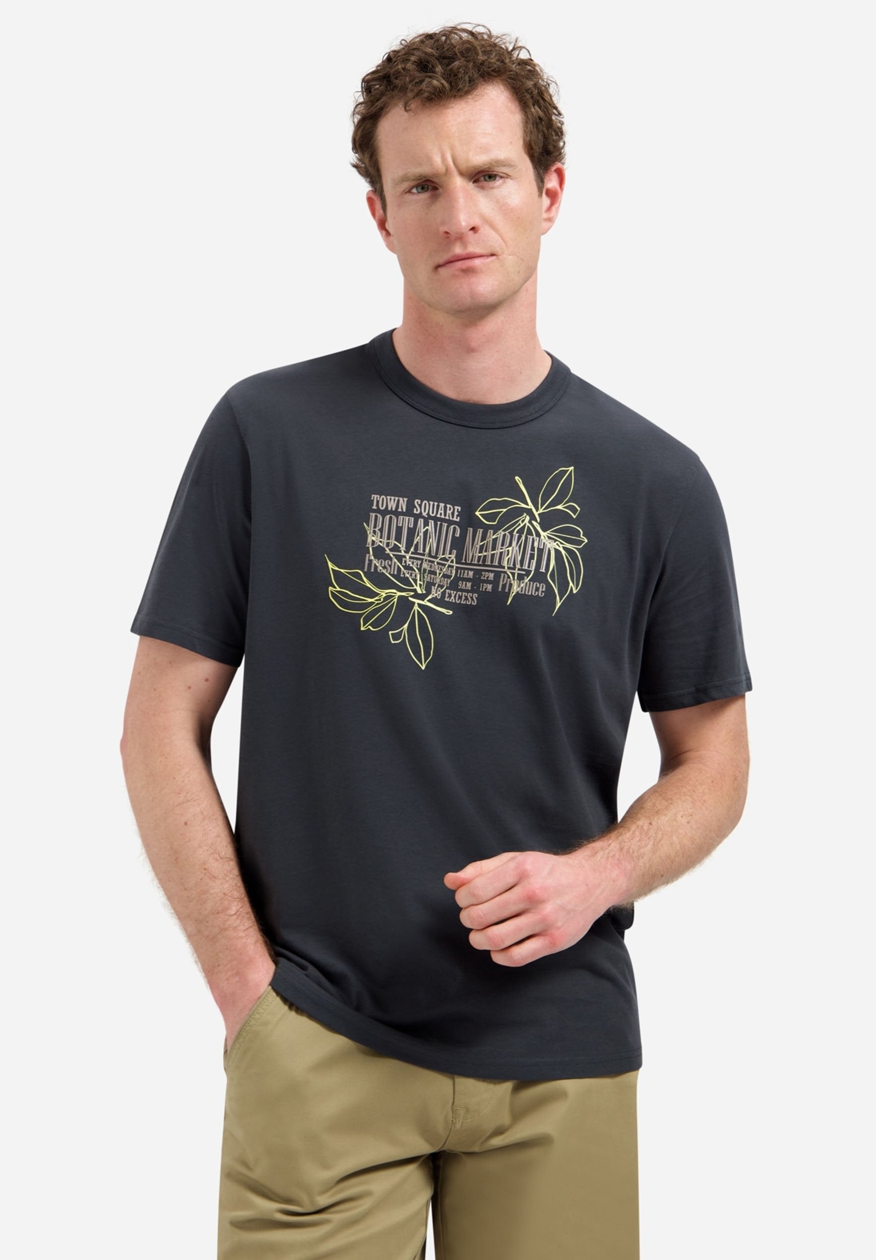 ARTWORK WITH ROUND NECK Media 3
