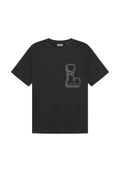 Schwarzes Baumwoll-T-Shirt mit Rundhalsausschnitt. Verfügt über ein graues 'L'-Logo und zwei Streifen im linken Brustbereich. Kurze Ärmel, lockere Passform.