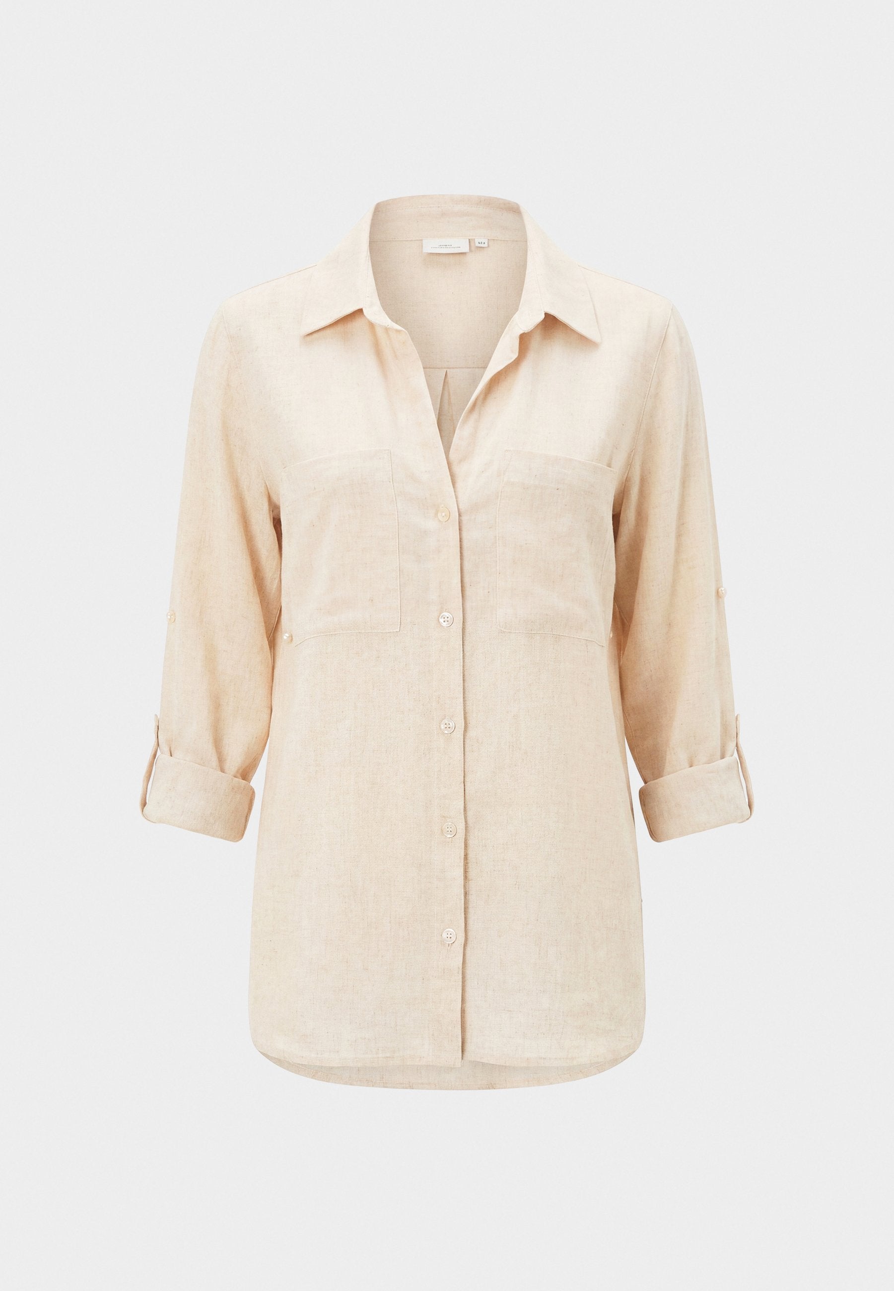 Beige langärmliges Hemd mit Kragen, zwei Brusttaschen und hochgekrempelten Ärmeln.