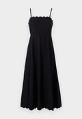 Schwarzes ärmelloses Kleid mit gewelltem Ausschnitt, tailliertem Oberteil und ausgestelltem Rock. Hergestellt aus leichtem Stoff mit glatter Textur.