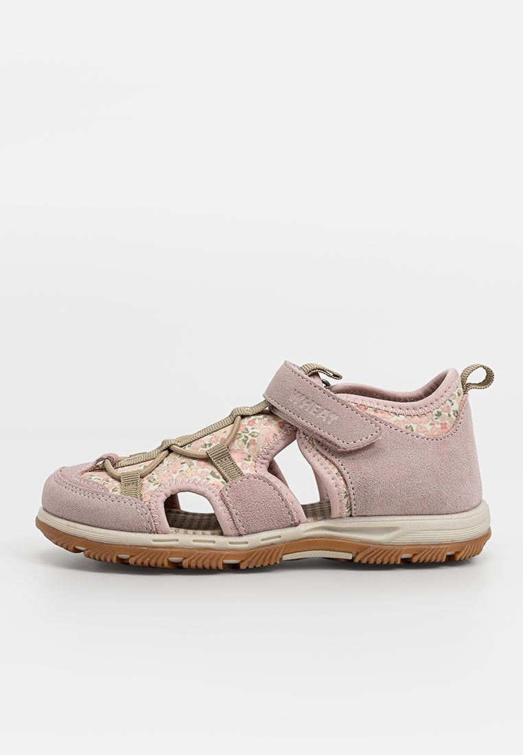 Rosa Wildledersandale mit floralen Akzenten, offenem Design, verstellbarem Riemen und Gummisohle. Verfügt über ein strukturiertes Obermaterial und einen verstärkten Zehenbereich.