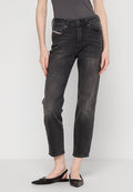 Schwarze Jeans aus Denim mit geradem Bein-Design, fünf Taschen und dezentem Verblassen; kombiniert mit schwarzen flachen Schuhen.
