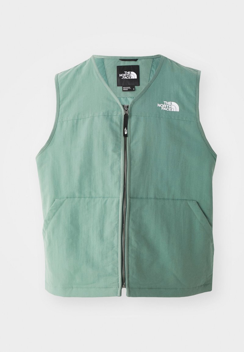 Grüner ärmelloser Anorak mit durchgehendem Reißverschluss, zwei Fronttaschen und einem Logo auf der linken Brust. Hergestellt aus leichtem Material mit matter Oberfläche.