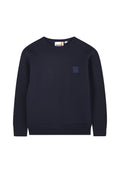 Marineblauer Strickpullover mit rundem Halsausschnitt, gerippten Bündchen und Saum, der ein strukturiertes Muster an den Ärmeln und ein kleines Logo-Patch aufweist.
