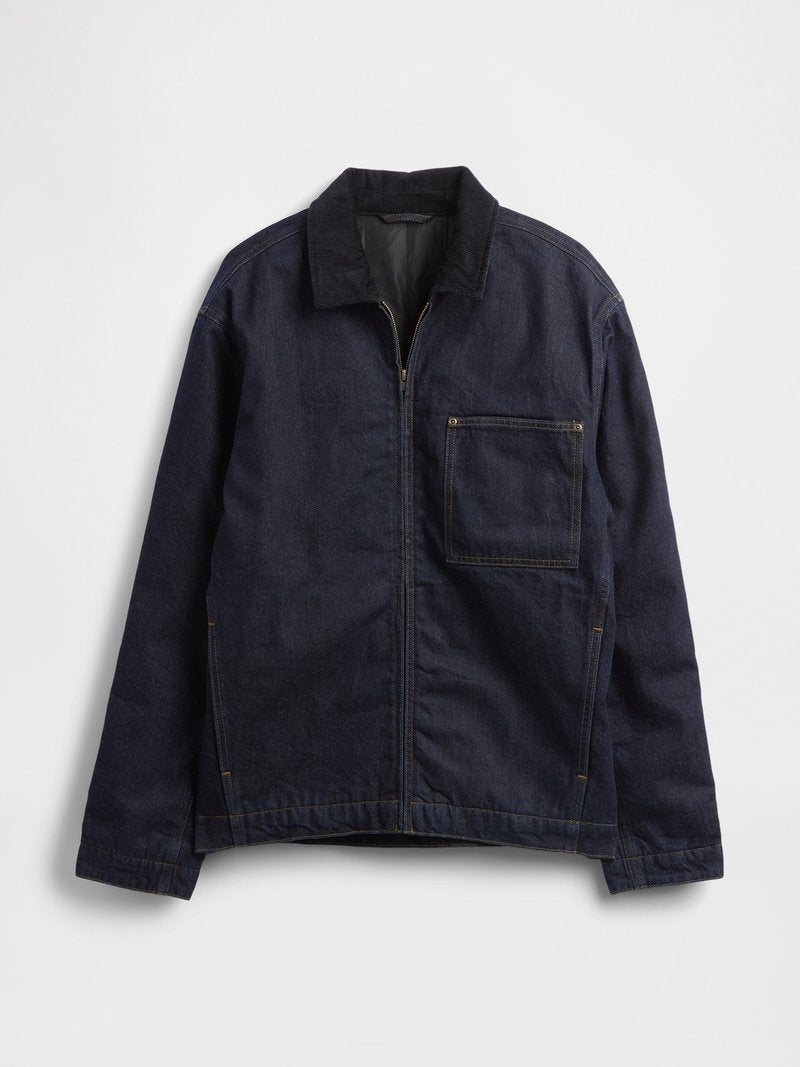 Dunkelblaue Jeansjacke mit Reißverschluss vorne, Cordkragen, langen Ärmeln und einer großen quadratischen Brusttasche vor weißem Hintergrund.