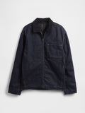 Dunkelblaue Jeansjacke mit Reißverschluss vorne, Cordkragen, langen Ärmeln und einer großen quadratischen Brusttasche vor weißem Hintergrund.