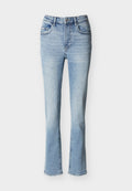 Hellblaue Jeans mit hoher Taille, Frontknopf- und Reißverschluss, Taschen vorne und hinten sowie leicht ausgestellten Beinen vor einfarbigem Hintergrund.