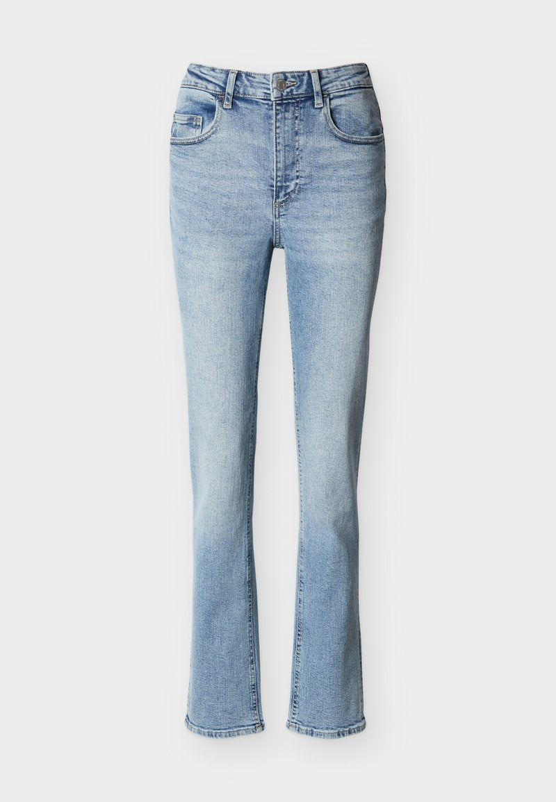 Hellblaue Jeans mit hoher Taille, Frontknopf- und Reißverschluss, Taschen vorne und hinten sowie leicht ausgestellten Beinen vor einfarbigem Hintergrund.