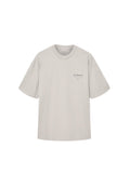 Graues Kurzarm-T-Shirt aus Baumwolle. Mit Rundhalsausschnitt und einem kleinen, dunkelgrauen Logo auf der Brust. Lockere Passform.