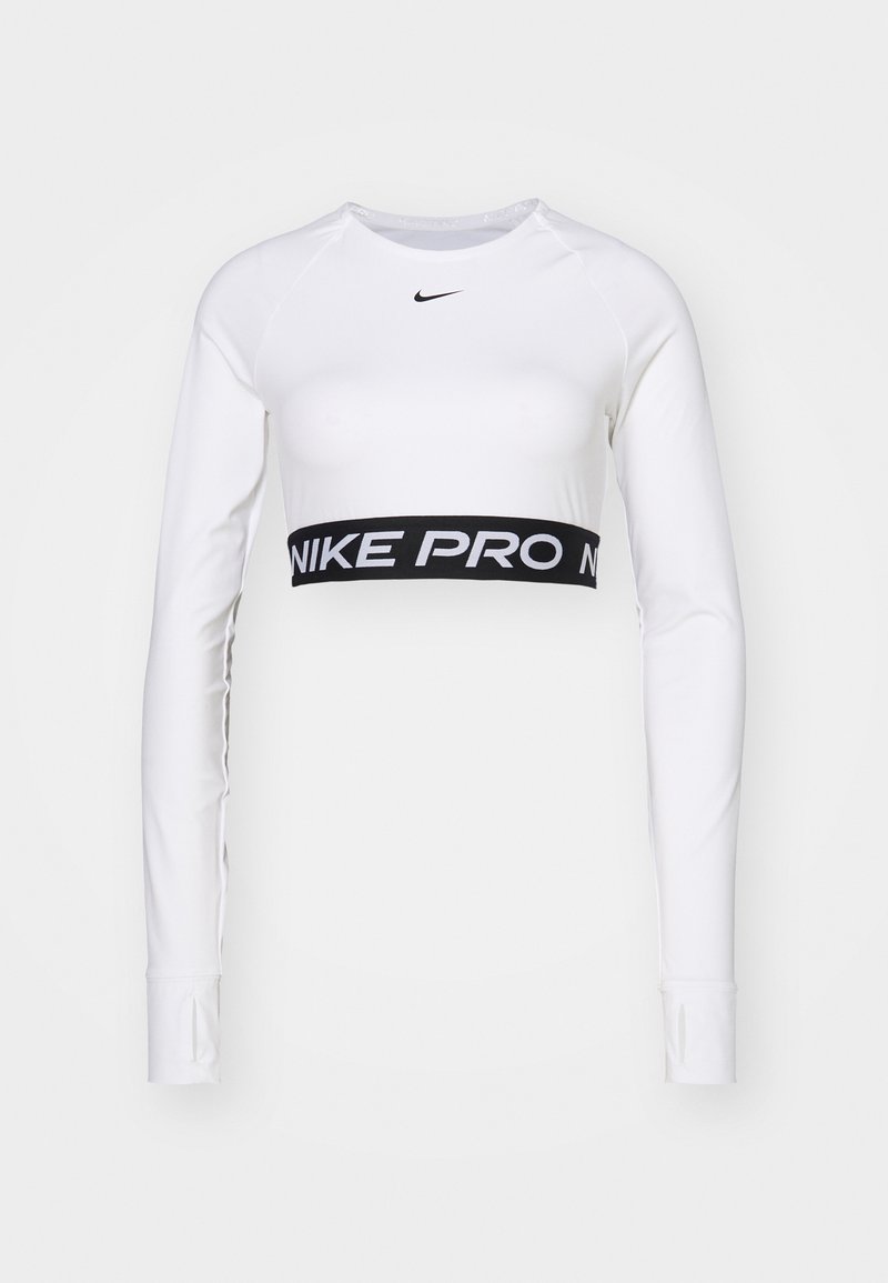 Weißes Langarmoberteil mit rundem Ausschnitt. Verfügt über ein schwarzes NIKE PRO elastisches Band an der Taille und einen glatten, dehnbaren Stoff.
