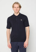 Marineblaues Polo mit kurzen Ärmeln aus Rippenstrickstoff, ausgestattet mit einem klassischen Kragen, einer Knopfleiste mit zwei Knöpfen und einem kleinen gestickten Logo auf der linken Brust.