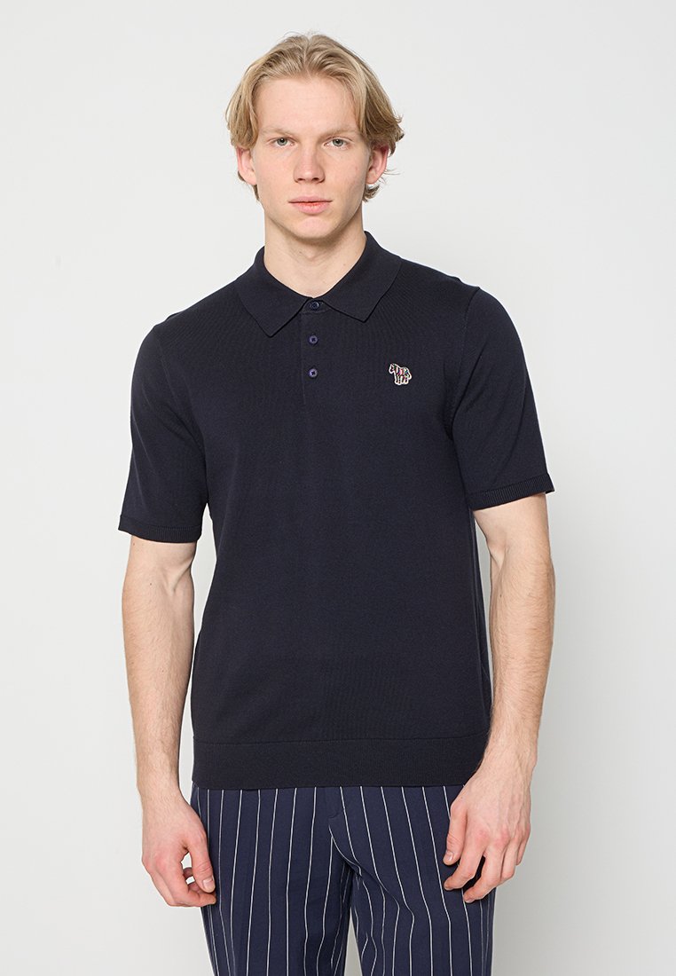 Marineblaues Polo mit kurzen Ärmeln aus Rippenstrickstoff, ausgestattet mit einem klassischen Kragen, einer Knopfleiste mit zwei Knöpfen und einem kleinen gestickten Logo auf der linken Brust.