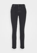 Schwarze Denim-Jeans mit schmalem Schnitt, Knopfverschluss, Fronttaschen und einer dezenten strukturierten Oberfläche.