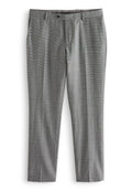 Grau zugeschnittene Hose mit dezentem Karomuster, mit Vorderentaschen, Gürtelschlaufen, Knopfverschluss und schmal geradem Bein.
