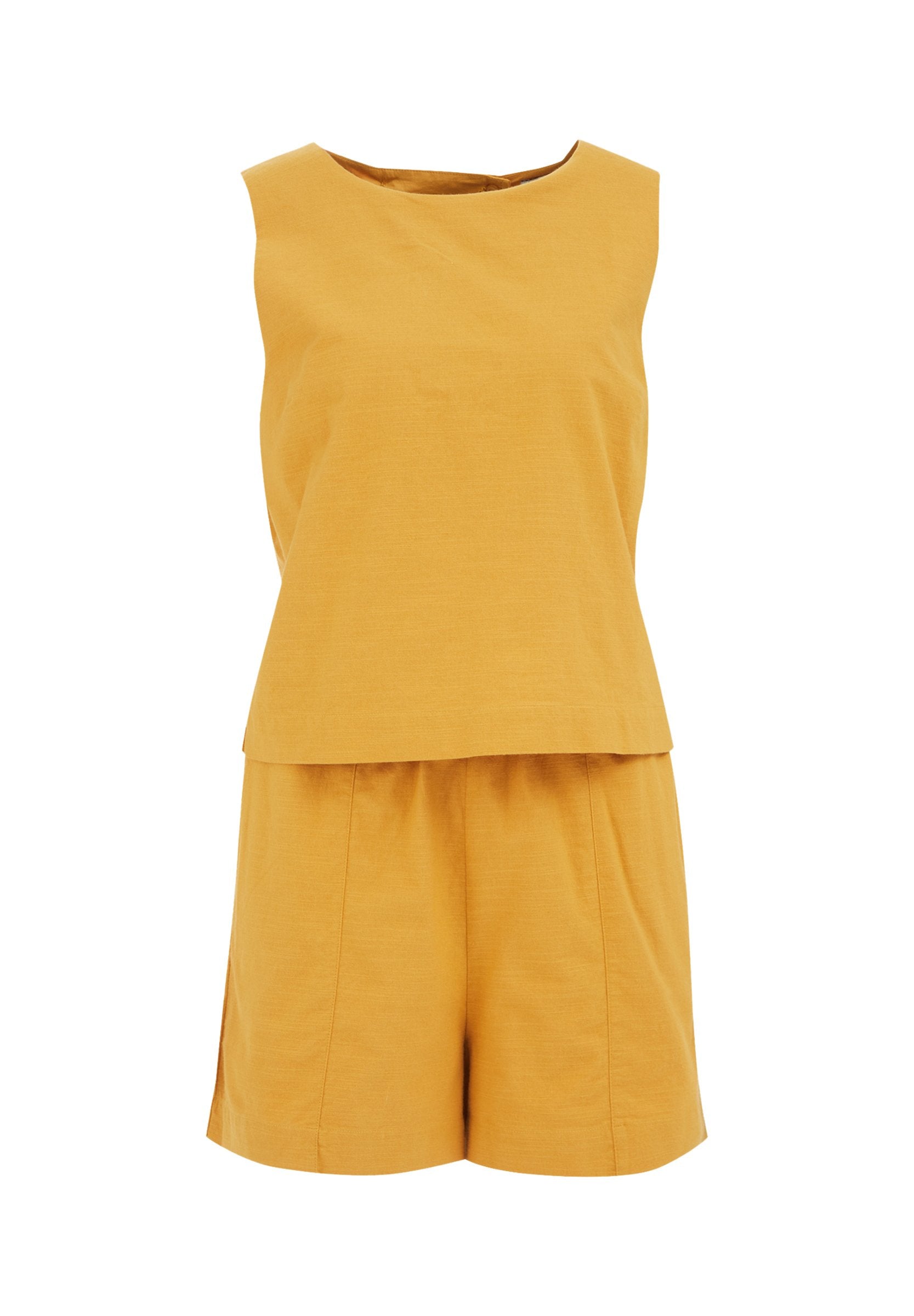 Senfgelbes Zweiteiler-Outfit mit ärmellosem Oberteil und Shorts. Aus Leinenstoff, lockere Passform, sichtbare Nähte und seitliche Schlitze an den Shorts.