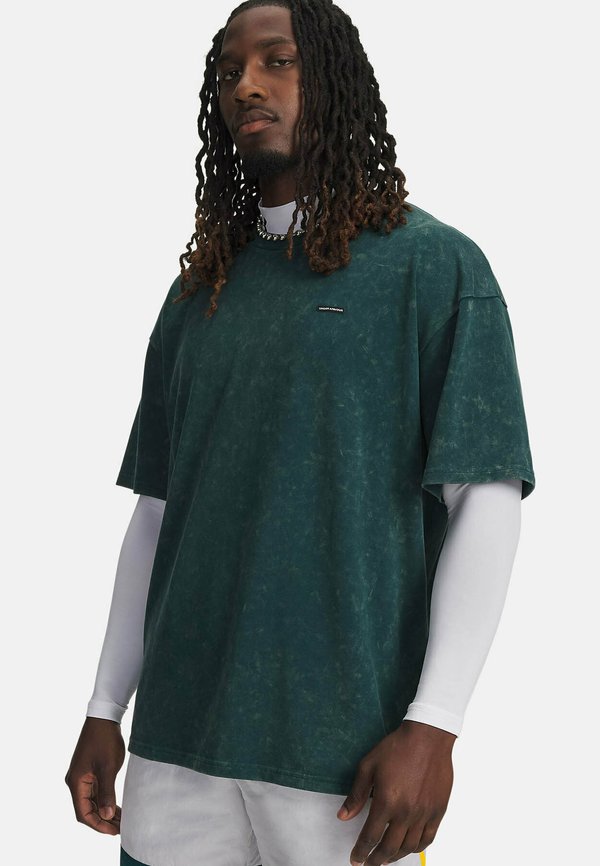 Under Armour HEAVYWEIGHT LOGO WASH - Basic T-shirt - arden green