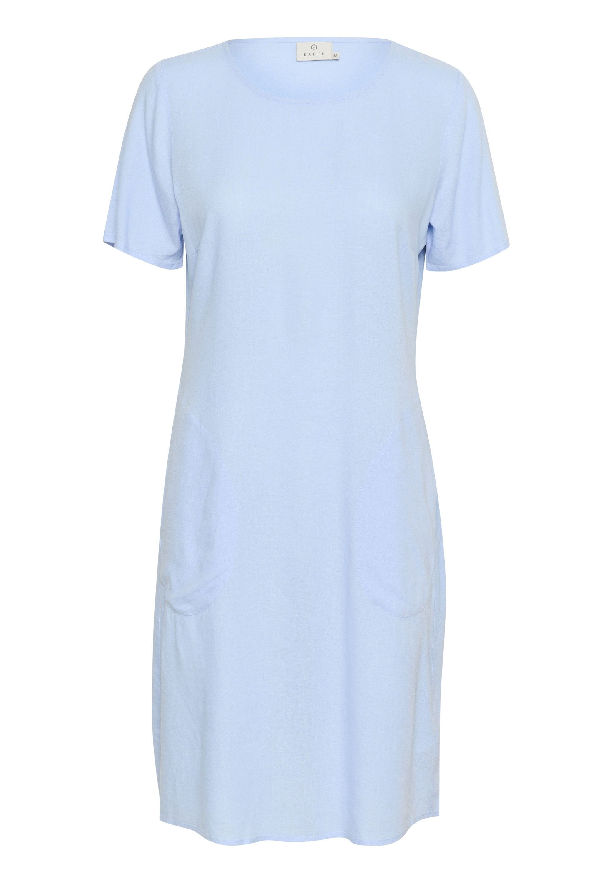 Hellblaues Kurzarmkleid mit Rundhalsausschnitt, zwei seitlichen Taschen und einer weichen, glatten Textur. Schlichte A-Linien-Silhouette.
