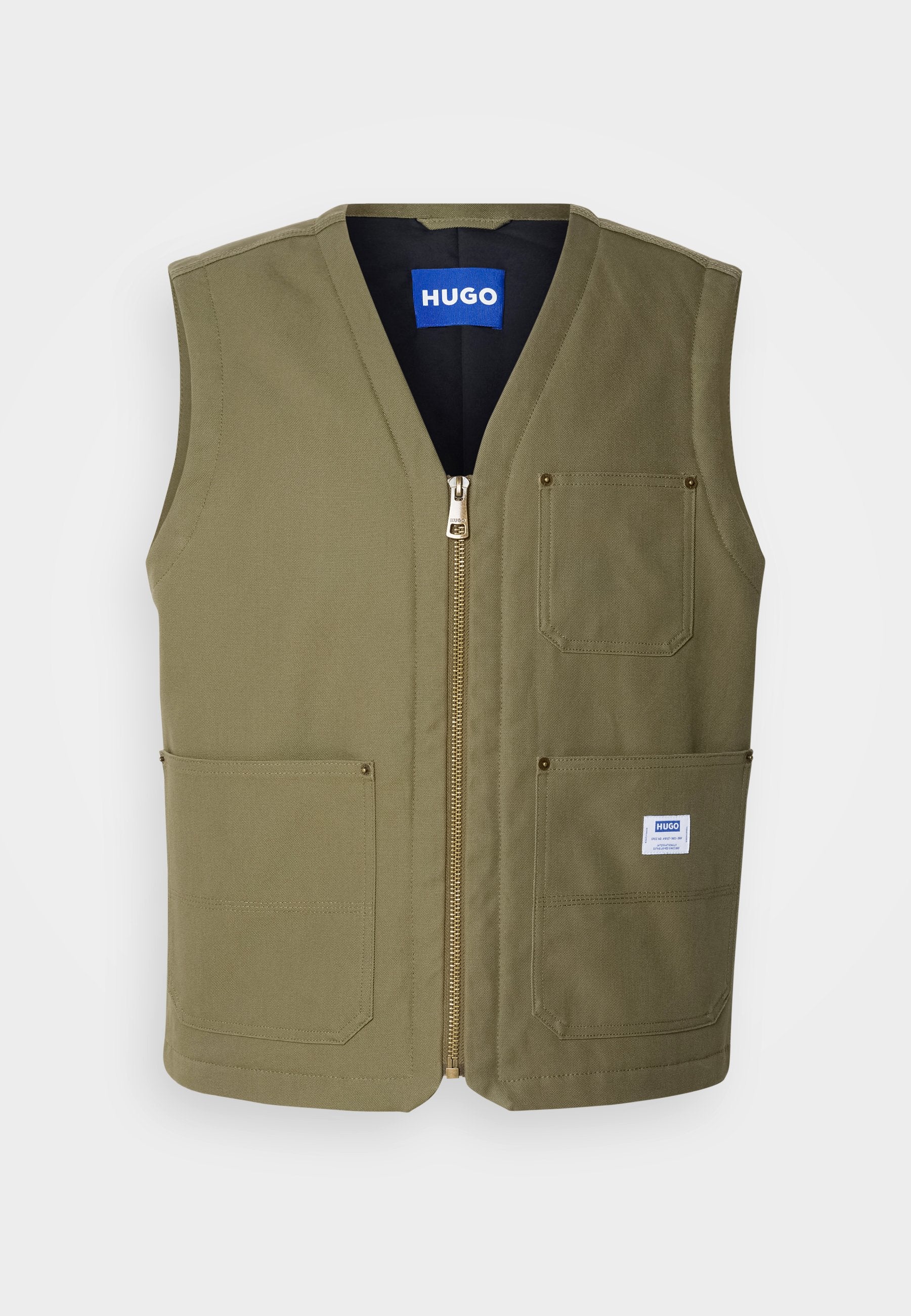 Olivgrünes ärmelloses Vest mit Reißverschluss vorne, zwei großen Vordertaschen und einem kleinen Etikett unten rechts. Strukturierter Stoff mit einem klaren Design.