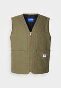 Olivgrünes ärmelloses Vest mit Reißverschluss vorne, zwei großen Vordertaschen und einem kleinen Etikett unten rechts. Strukturierter Stoff mit einem klaren Design.