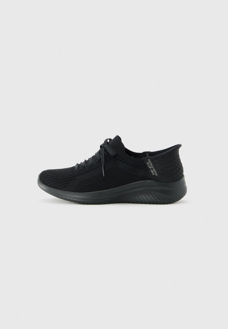 Schwarzer Strick-Sneaker von Skechers mit Schnürung, strukturiertem Fersenbereich und dicker Sohle, seitlich auf einem weißen Hintergrund dargestellt.