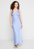 Langes, ärmelloses blaues Satin-Kleid mit V-Ausschnitt und tailliertem Oberteil, das in einen geraden Rock mit leichtem Glanz übergeht.