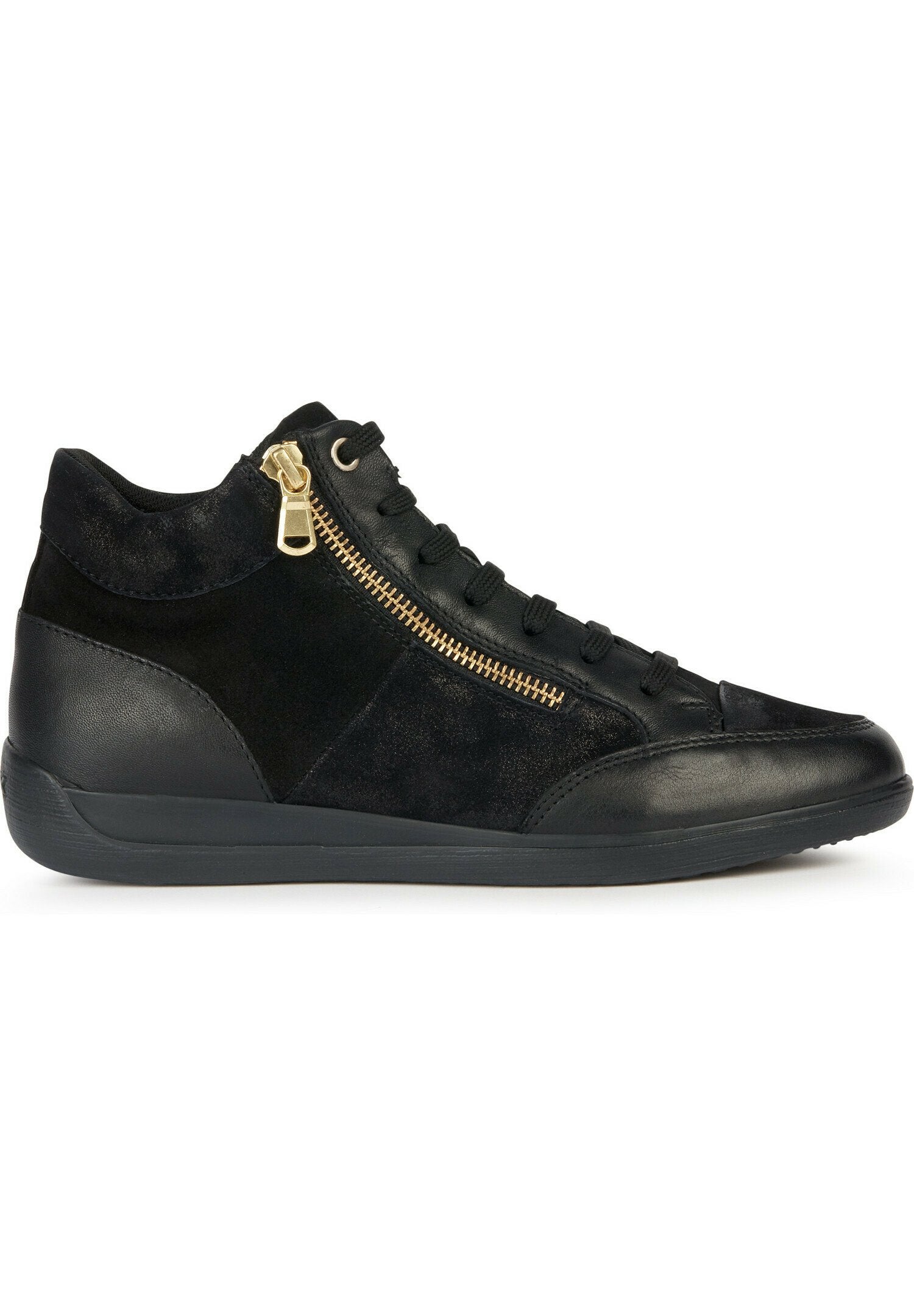 Schwarze High-Top-Sneaker mit einem Obermaterial aus glattem Leder und Wildleder. Mit einem goldenen Reißverschluss-Akzent und schwarzen Schnürsenkeln. Strukturiertes Profil für besseren Halt.