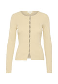 Rippstrick-Cardigan in hellbeige mit langen Ärmeln, runder Halsauschnitt und dekorativen Knöpfen auf der Vorderseite. Glatte Textur.