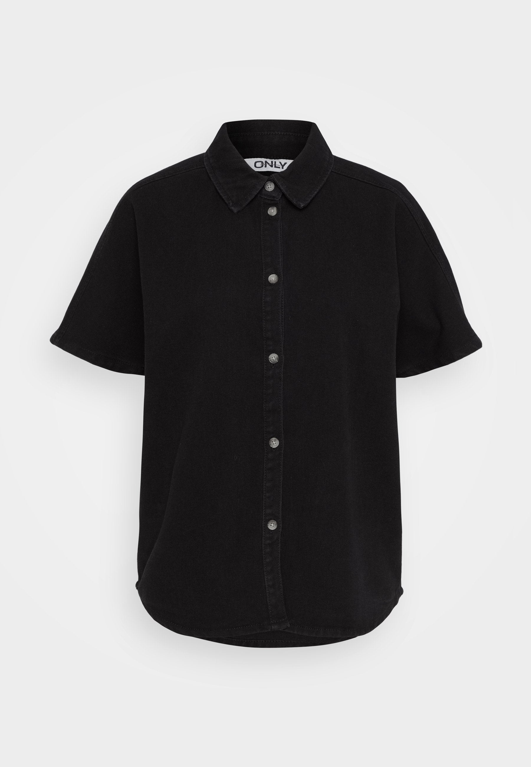 Schwarzes Kurzarmhemd aus Denim, mit Kragen, durchgehender Knopfleiste und abgerundetem Saum. Einfaches Design ohne Muster.