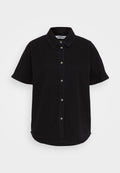 Schwarzes Kurzarmhemd aus Denim, mit Kragen, durchgehender Knopfleiste und abgerundetem Saum. Einfaches Design ohne Muster.