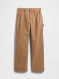 Beige Baumwollhose mit geradem Bein, ausgestattet mit Seitentaschen und einer seitlichen Werkzeugtasche. Der Stoff fühlt sich glatt und robust an.